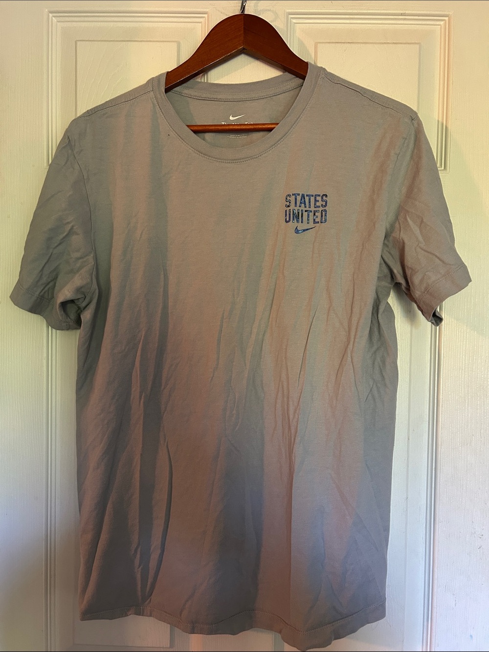 Nike Men's 'States United' Short-Sleeve Tee - Light Gray with Blue Logo